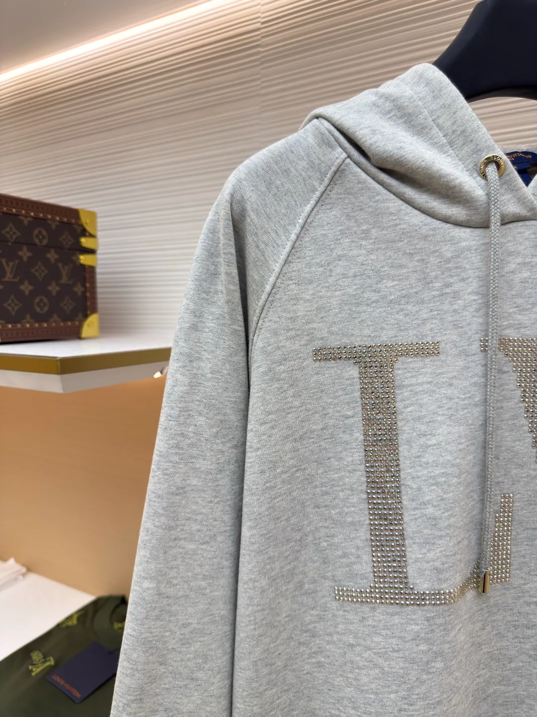 LOUIS VUITTON hooded sweatshirt with diamond letters ●Original version: Purchased and developed for 12999 ●Item number: 1680721-A75 ●Fabric: Pure cotton fish scale base fabric ●Technology: Decorated with rhinestone brand elements ●Version: Fitted version ●Weight: about 660 grams ●Size: S-M-L-XL ●Description: The fabric is made of 16S double yarn + 10S fish scale bottom brushed fabric, 380g, with 26S double yarn rib fabric 470g. The terry terry sweatshirt is composed of a veil, binding yarn and base yarn. Taking into account both breathability and comfort, the overall design is light, comfortable and has a good silhouette. It is characterized by soft feel, solid texture, and excellent extensibility, elasticity, wrinkle resistance, and hygroscopicity. Enlarge the classic letter rhinestone as a decorative element to enhance the sense of luxury and recognition. The surface is densely inlaid with rhinestones, forming a bright halo; the three-dimensional convex inlay effect enhances the visual impact. Rhinestone is a man-made gemstone that enhances the sophistication of designs with its sparkling luster. Laineite is a synthetic gemstone with high transparency and luster, creating a sparkling and three-dimensional print effect. The number and position of the particles on the plate are exactly the same, so that the graphics remain consistent with the original renderings. Precisely positioned laser engraving ensures a symmetrical arrangement of rhinestones; high temperature embeds the rhinestones on the surface of the fabric to increase firmness. The overall wiring is straight and delicate, the fabric is comfortable and soft, and the color is consistent without color difference. It can be matched with the same style to create a fashionable look and control various occasions. Customized accessories, complete with three standards, same style for men and women!